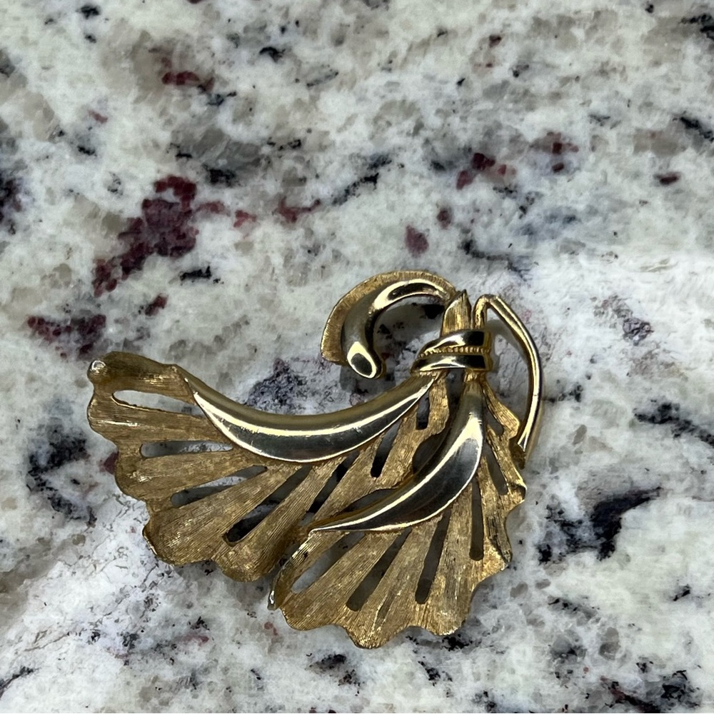 Vintage Ginkgo Leaf Brooch Gold Tone Textured